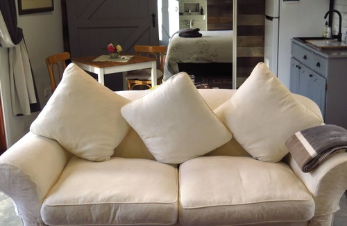 Bowral Cabin | Self Contained One Bedroom Cottage in Garden Setting