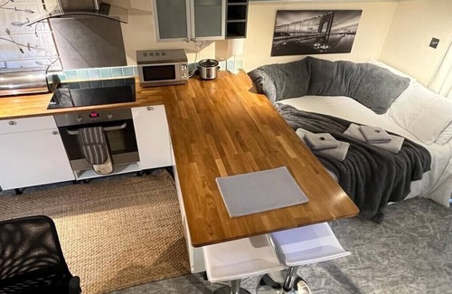 Cambridge Apartment | Self-contained studio annex - loft bed for 8-16yrs