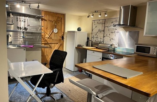 Cambridge Apartment | Self-contained studio annex - loft bed for 8-16yrs