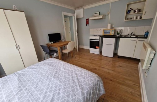 Leabridge Apartment | Self contained studio flat in Clapton, Hackney E5