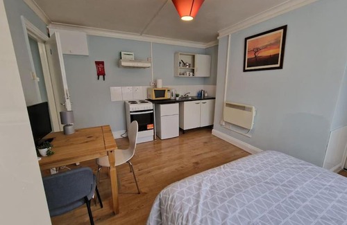 Leabridge Apartment | Self contained studio flat in Clapton, Hackney E5