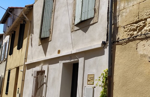 Tarascon Apartment | Self-contained studio with terrace on the first floor of a Provencal house