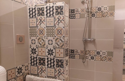 Tarascon Apartment | Self-contained studio with terrace on the first floor of a Provencal house