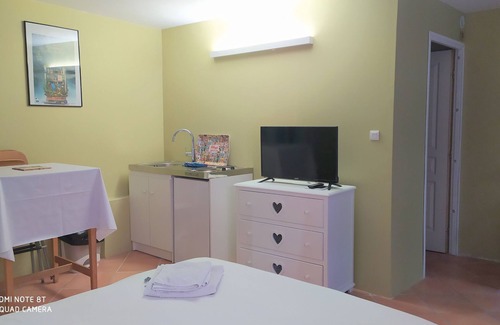 Tarascon Apartment | Self-contained studio with terrace on the first floor of a Provencal house