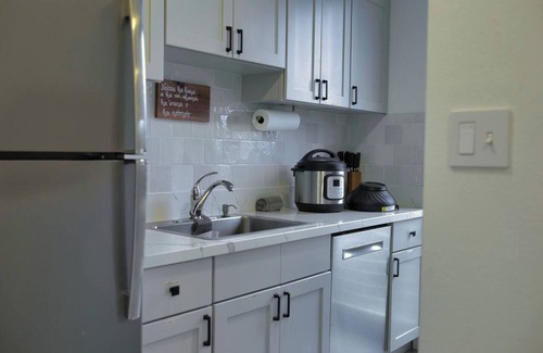 Kihei Condo | Selfie wall, walk to beach, TVs in rooms
