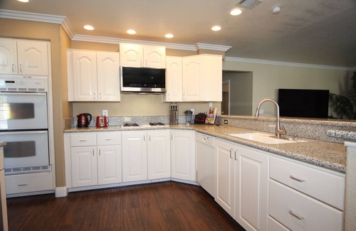 Green Valley North House | SEMA close, LUXURY HOUSE, 5 Bedroom, GIANT Pool, 1/4 Acre, 65-85" TV, 500mbpWIFI