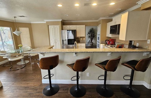 Green Valley North House | SEMA close, LUXURY HOUSE, 5 Bedroom, GIANT Pool, 1/4 Acre, 65-85" TV, 500mbpWIFI