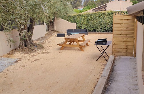 Le Beausset Apartment | Semi-detached house on 2 levels, 85m², quiet location with garden and air-conditioning. Sleeps 6.