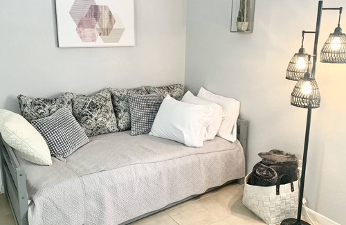 Bearss Plaza Apartment | Seminole Heights-Cozy 1 BR Guest Suite
