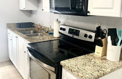 Bearss Plaza Apartment | Seminole Heights-Cozy 1 BR Guest Suite