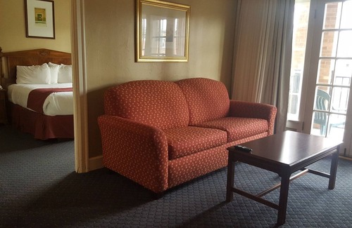 Topeka Hotel | Senate Luxury Suites
