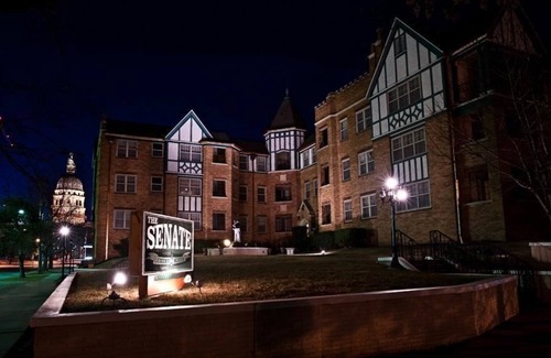Topeka Hotel | Senate Luxury Suites