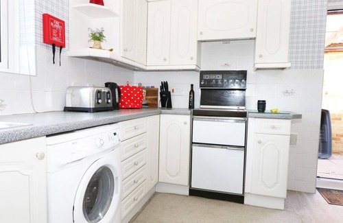 Highcliffe-on-Sea House | SENGADOR, pet friendly, with a garden in Highcliffe