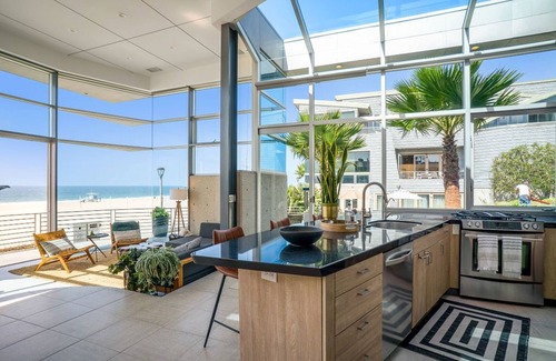 The Strand House | ★Sensational Beachfront Retreat on The Strand★ Bikes, Surfboards, Grill & More!