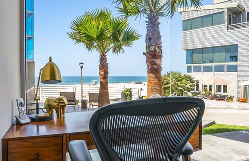 The Strand House | ★Sensational Beachfront Retreat on The Strand★ Bikes, Surfboards, Grill & More!