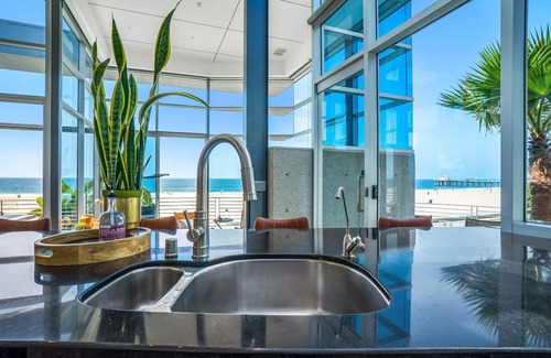 The Strand House | ★Sensational Beachfront Retreat on The Strand★ Bikes, Surfboards, Grill & More!