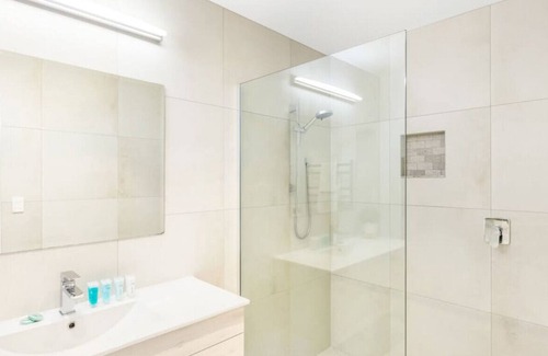 Northcote Apartment | Sensational North Shore Retreat | WiFi | Netflix