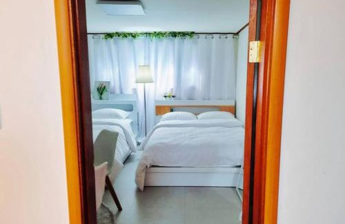 Banghwa-dong Apartment | Seoul, 3 rooms, Gimpo Airport, free parking, 1 PM check-out, super close to the station, 10 people, warm accommodation, 4 beds, Hongdae, Jongno, Myeongdong