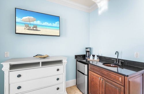 Delos House | Sept-Oct Reduced!*On Beach*2 Pools*Elevator!