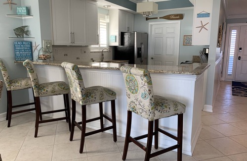Navarre Beach Condo | September discounted! Dates with beach service included until the end of Oct.
