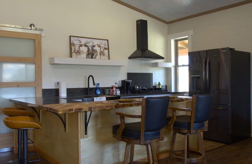 Exeter House | Sequoia Foothill Ranch Chateau, View, Pool, horses 30 min to Park
