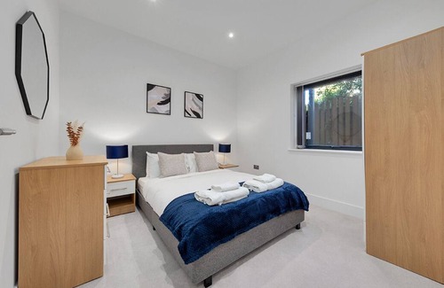 Canbury Apartment | SERCASA ~ Appletree Court ~ Kingston {dos}