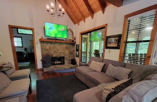 Suches Cabin | Serendipity - Cabin on Toccoa River w/Game Room & New Appliances and Furniture