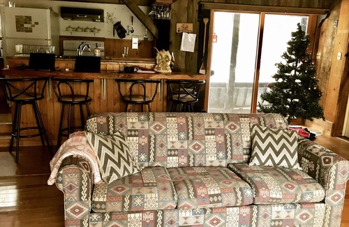 Hastings Highlands Cottage | Serendipity Lodge - 4 bed, lakefront, near Algonquin. Hot Tub and Sauna!