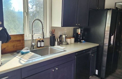 Oakhurst Cabin | Serendipity Lodge @ Yosemite - Sleeps 8/BBQ/King Bed/Full Kitchen/Workspace