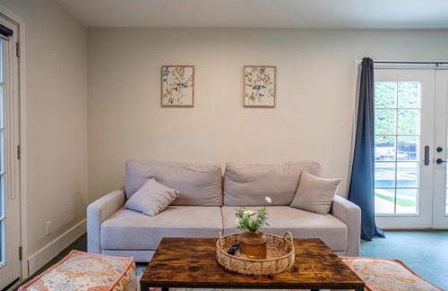 Sherman Oaks House | Serene 1 bed guest house with patio sleeps 6