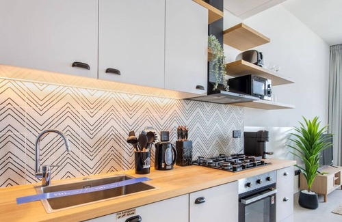 Dubai Apartment | Serene 1BR Getaway In Collective
