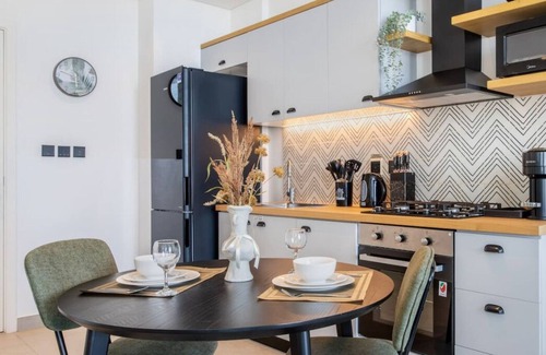 Dubai Apartment | Serene 1BR Getaway In Collective