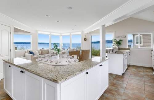 Island County House | Serene 2-bedroom beach retreat with clear waters and sea breeze in Langley
