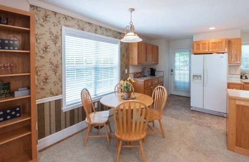 Otto House | Serene 2BR Retreat with Hot Tub, Fire Pit & Yoga
