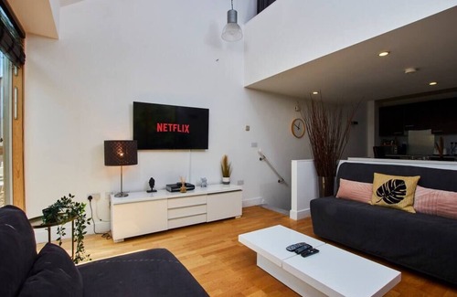 Coventry House | Serene 4 Bed Home in Coventry sleeps10 wParking