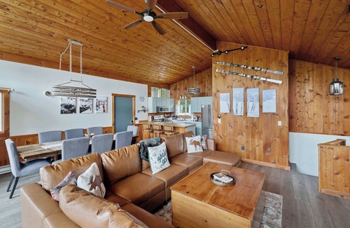 Andover House | Serene 4-BR Retreat 10 Mins to Okemo