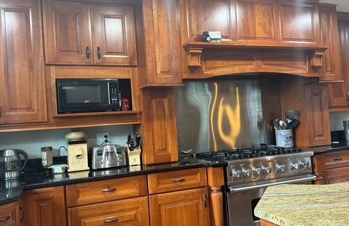Mid-Hillside House | Serene 5-bedroom estate in Anchorage