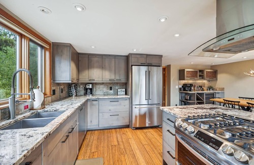 Wellington House | Serene 5 BR: Hot Tub. Mtn Views. 1 Acre. Near Dtwn. Dog Friendly.