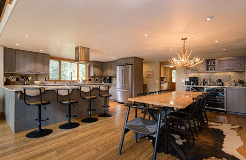 Wellington House | Serene 5 BR: Hot Tub. Mtn Views. 1 Acre. Near Dtwn. Dog Friendly.