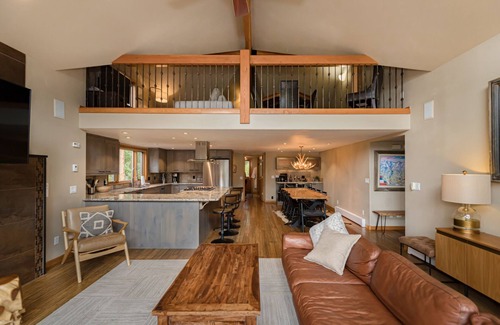 Wellington House | Serene 5 BR: Hot Tub. Mtn Views. 1 Acre. Near Dtwn. Dog Friendly.
