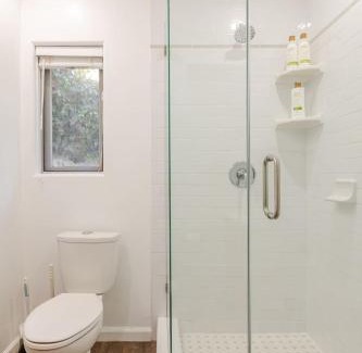 Adams Hill Apartment | Serene and beautiful hillside retreat