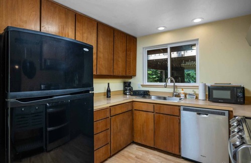 Fox Hollow House | Serene and Private Retreat, Huge Deck Nestled in the Trees, Close to UofO Campus, Football, and More