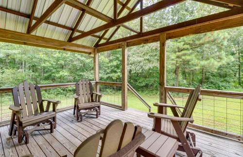 Fort Payne House | Serene and Secluded Alabama Cabin with Covered Deck!