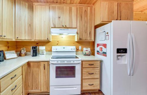 Fort Payne House | Serene and Secluded Alabama Cabin with Covered Deck!