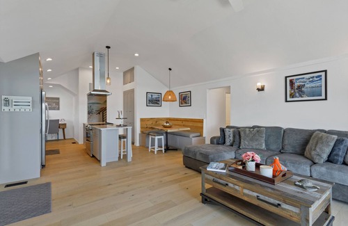 Northeast Tacoma House | Serene Beach House
