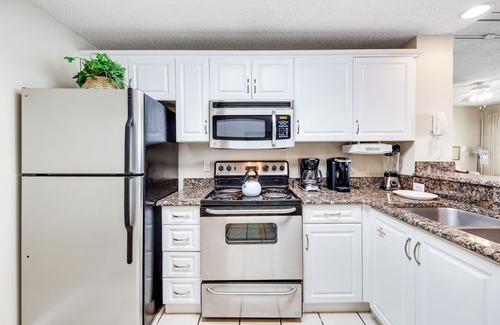 Destin Condo | Serene beachfront home with furnished balcony, pool & fitness room access