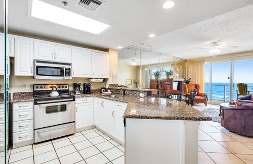 Destin Condo | Serene beachfront home with furnished balcony, pool & fitness room access
