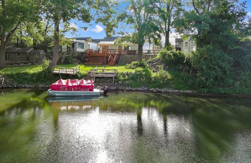 Indianapolis Cabin | Serene Broadripple Cabin on the RIVER, Hot tub! Amazing deck and view
