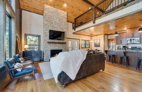 Broken Bow Cabin | Serene Broken Bow Cabin w/Hot Tub & Fire Pit!