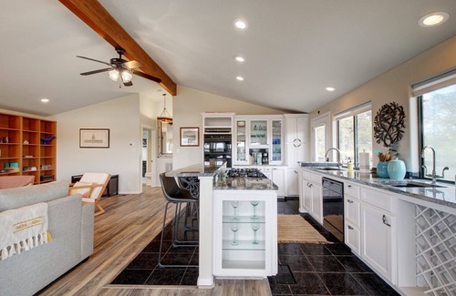 Burnet House | Serene Bungalow Amazing Views & Pool & Birdwatching!